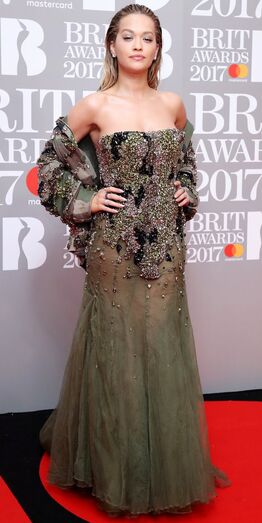  Rita Ora numa criação Alexandre Vauthier 