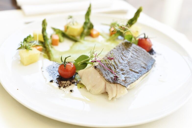  Filete de bacalhau com mousseline de ervilhas