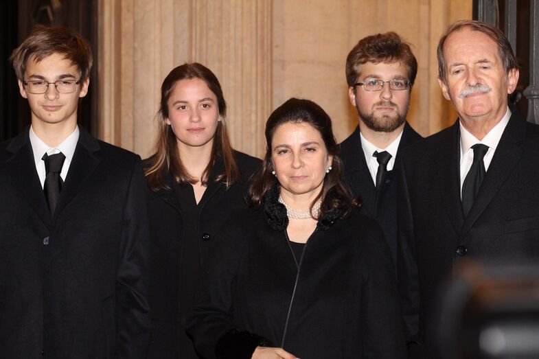 D.Duarte Pio e Isabel de Herédia com os filhos