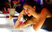 mulher noite bebidas alcool