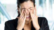 mulher esfregar olhos stress