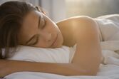 mulher dormir almofada cama