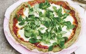Pizza mozarella em base de bróculos