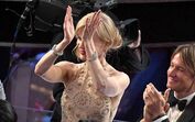 Nicole Kidman bate palmas 'à foca'