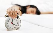 mulher cama despertador preguiça