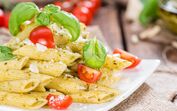 Massa com pesto, queijo e tomate