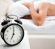 mulher despertador cama