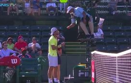 Insólito: árbitro manda João Sousa cortar o boné