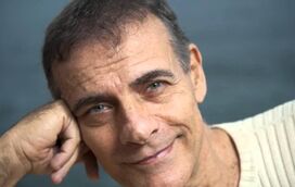 Era o galã das novelas agora vende hambúrgueres na praia