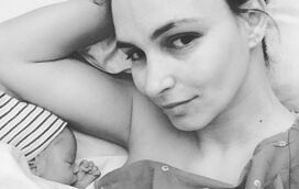 Lúcia Garcia com filha recém nascida no colo