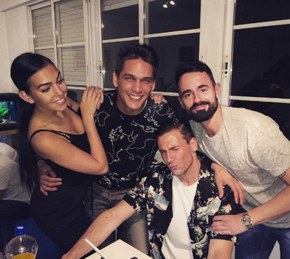 Namorada de Cristiano não larga os amigos