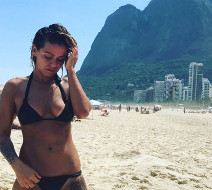 Aurea sensual em biquíni 