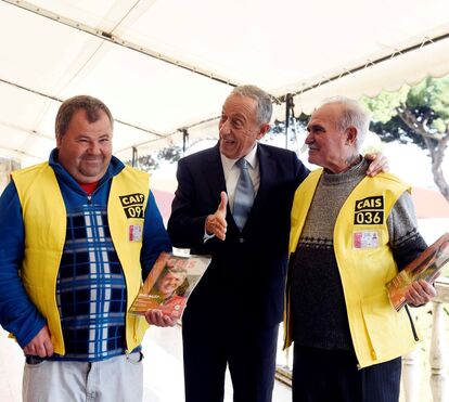 Presidente vende revistas na rua para ajudar carenciados 