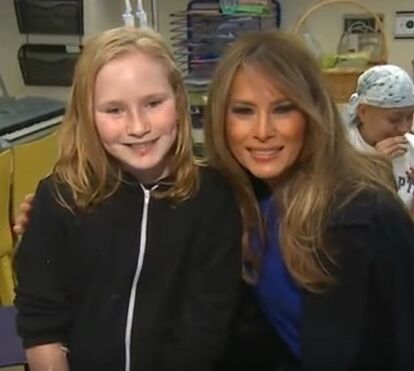 Melania Trump visita o Hospital de Nova Iorque e lê para crianças