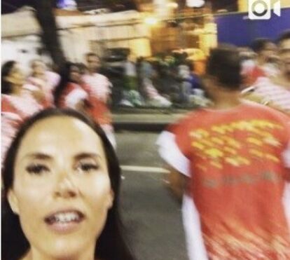 Iva Domingues samba em plena avenida no Rio de Janeiro
