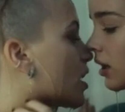 Atrizes provocam polémica com cenas lésbicas