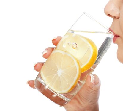10 razões para beber água com limão em jejum
