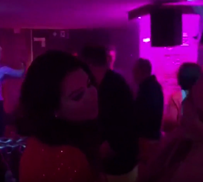 Veja William a dançar efusivamente numa discoteca na Suíça