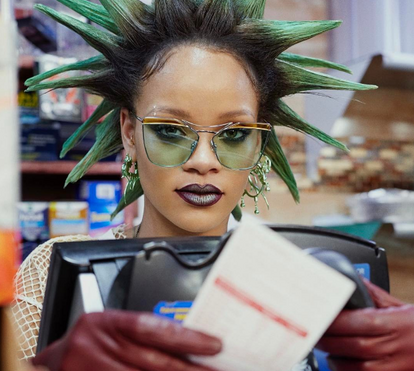 Rihanna em fotos escaldantes com árabe multimilionário