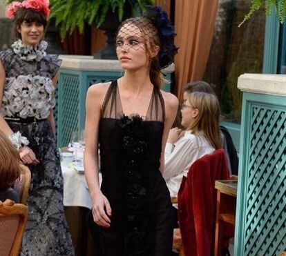 Filha de Johnny Depp posa em topless