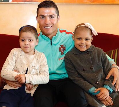 Prestes a ser pai de gémeos, Cristiano Ronaldo mima crianças com cancro