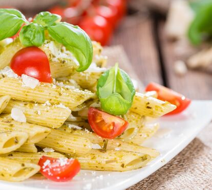 Massa com pesto, queijo e tomate 