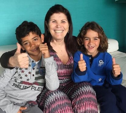 Dolores Aveiro deseja sorte à seleção ao lado dos netos