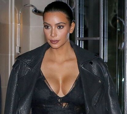 Kim Kardashian e Kanye West no funeral do primo bebé