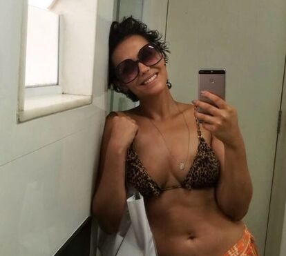 Sofia Ribeiro mostra  corpo sensual em biquíni