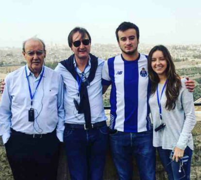 Neto de Pinto da Costa tatua assinatura do avô no braço