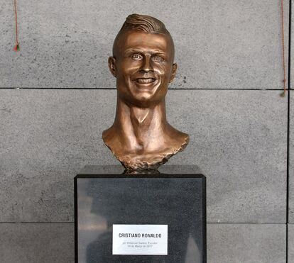 Busto de Cristiano Ronaldo está a mexer com as redes sociais