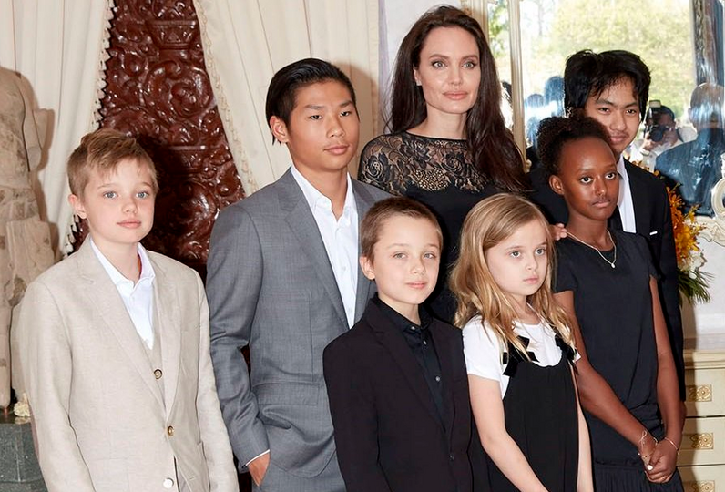 Angelina Jolie e filhos