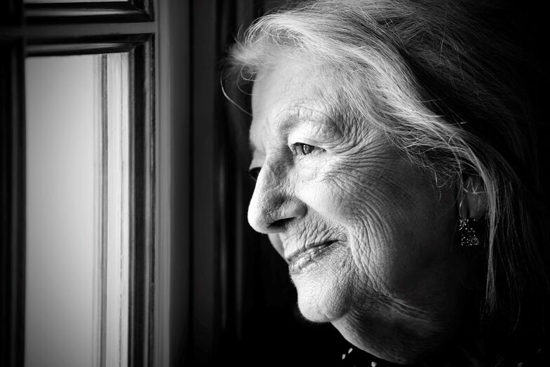 Eunice Muñoz começou a trabalhar aos 5 anos de idade, com a companhia de teatro itinerante dos pais, naturais da Amareleja, Alentejo