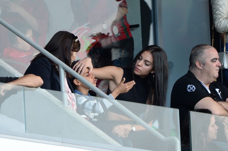 Georgina vai buscar Cristianinho à escola, em Madrid