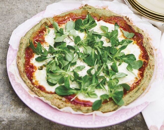 Pizza mozarella em base de bróculos