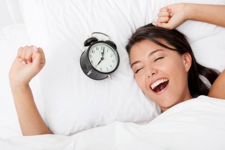 mulher despertador cama