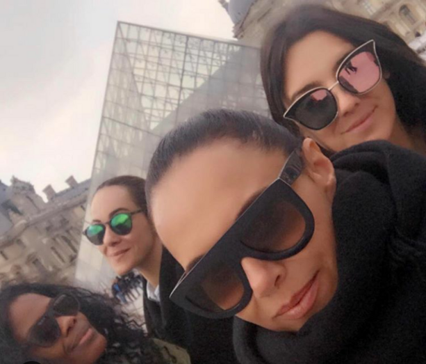 A actriz e as amigas. no Louvre.