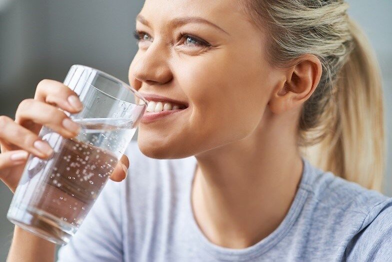 agua mulher bebida