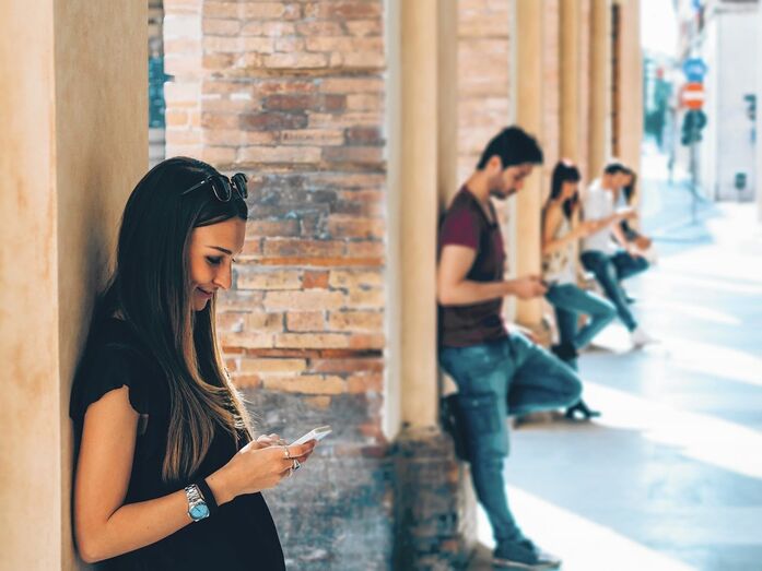 jovens telemóveis redes sociais mulher