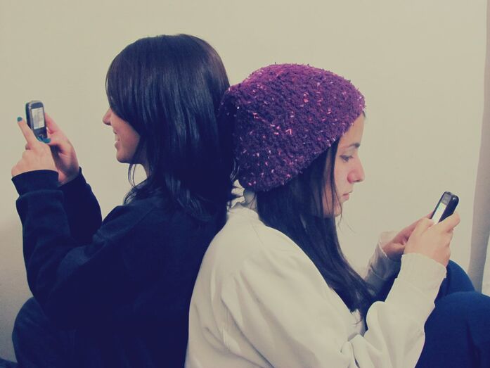 mulheres amigas telemóvel