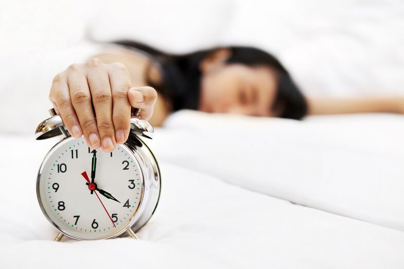 mulher cama despertador preguiça