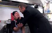 Ljubomir Stanic beija na boca empregada de Tomate