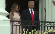 Melania dá "toque" a Donald Trump durante hino americano