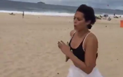 Sofia Ribeiro faz exercício em praia do Rio de Janeiro