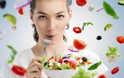 mulher comer comida