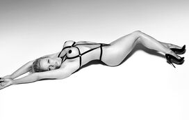 Pamela Anderson mostra sensualidade aos 49 anos