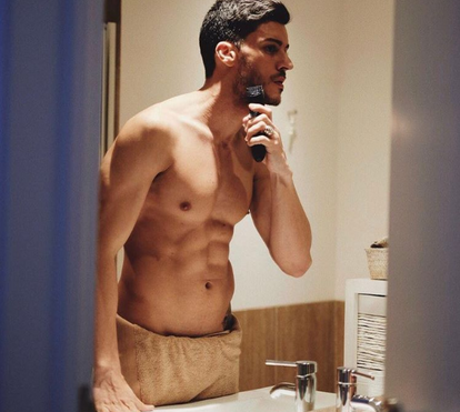 Solteiro, Ruben Rua incendeia redes sociais sem roupa