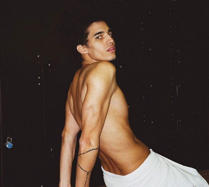 Luís Borges completamente nu em produção gay