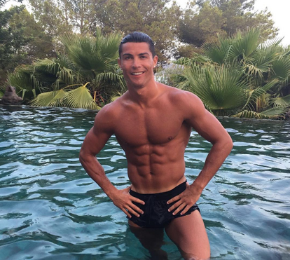 Cristiano Ronaldo volta a despir-se. Veja as imagens 