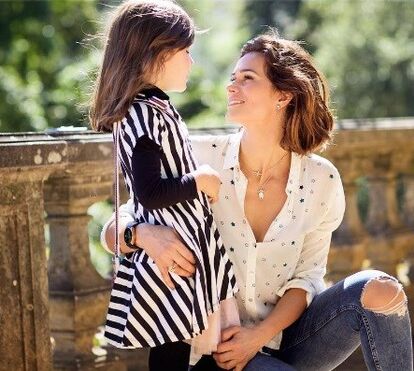 Cláudia Vieira faz praia com a filha no Algarve